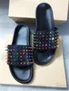 Herr Pool Roligt Spiked Läder Sport Tofflor Donna Pool Stud Slides Röd sula Platta sandaler Svart Breda sommarremmar Mules Kalvläder Slip-on Tjock botten