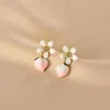 Boucles d'oreilles coréennes mignonnes en perles de fraises pour femmes et filles, fleur douce, fruits de pêche, clous d'oreilles de tempérament, bijoux à la mode 2023