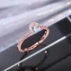 Solitaire Ring Huitan Klassieke 4-klauw ontwerp ronde zirkonia vrouwelijke bruiloft verlovingsring 3 kleuren beschikbaar low key bruid sieraden hot selling 231115