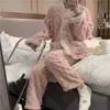 Women's Sleep Lounge 2023 Nouveau petit ours corail en peluche pyjamas femmes hiver paresseux Style vêtements de détente Simple et épaissi col en v ensemble de vêtements de maison amples zln231115