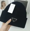 Casquette Beanie/Skull Caps 럭셔리 비니 디자이너 버킷 모자 겨울 남자 남녀 패션 디자인 니트 모자 가을 모직 모자 편지 Jacquard Unisex Warm Skull