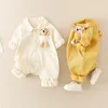 Rompers Spring Denim Baby Jumpsuit Cartoon Pocket Bear Romper For Boys Girls Born Overalls Korean Style Onesie Autumn Kids Clothing 231115