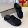 Designer päls tofflor hästhår glider kvinnor runda tå loafers svarta rosröda mulor halv toffel gummi glid plyschskor c11602