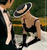 Baretten Britse prinses Elegant plat Fedora Klassiek zwart satijn Parels Bloem Bruiloft Hoed Hoofdtooi Cocktail Banket Chapeau Femme
