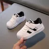 Sneakers barns avslappnade skor sportskor pojkar sport andas andas skor baby flickor sko vår fashionabla vita platta löpskor 231115