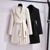 Robes décontractées de base 2023 Robe de costume à manches longues Mode coréenne Kaki Blanc ou noir avec ceinture plissée Tenues d'hiver pour femmes 231116