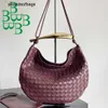 Bolsas Bottegvenets Bolsa Bolsa de Sardinha 6B Tecida Série de Tabilização de Duas Fomentos de Ovelha 2024 Novo Bordeaux Red European e American Fashion