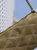Mini porta cosmetici classico da donna con borsa valigia con catena e borsa a tracolla con tracolla dorata stropicciata.