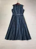 Lässige Kleider Damen Dunkel gemustertes Jacquard-Kleid Perlengürtel ärmellose Schnürung Rundhalsausschnitt weibliche Vintage Midi-Robe