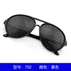 Les lunettes à petits trous sténopé sont des lunettes de soleil en plastique faites de clous de riz qui peuvent soulager la vision et la myopie