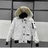 23SSホットカナダ人男性パイロットダウンジャケット本物のオオカミの毛皮のフード付きキャンバスパーカスレターパッチジッパーポケット温かい濃厚なアウトウェアデザイナーウィンターグースコート