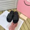 2023 MIU Fashion Matelasse Slippers Women Platform Sandaler Läderläder Logo Summer Flat Shoes Thick Bottom Lambskin Mules Ladies Beach Sliders