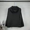 남자 디자이너 까마귀 재킷 커플 매칭 캐주얼 재킷 후드 코트 금속 삼각형 패턴 디자인 달리기 코트