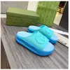 2023DESIGNER WOMENS SLIPPERS LUXURY RUBBER ThickSoled Sandals女性夏のレジャーコンフォートソフトビーチスリッパデザイナー最高品質の屋外