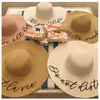 Breda randen hattar anpassade namn bröllop brudtärna hatt halm sol strand diskette personlig brudfestgåvor smekmånad