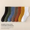 Socken Strumpfwaren 5 Paar Damen sind einfarbige Herbst- und Winterfarben, einfache, dicke, modische, bequeme Mid-Pipe-Socken 231115