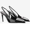 여자 디자이너 드레스 슈즈 최고의 고품질 하이힐 105mm 가죽 스퀘어 버클 장식 라운드 뾰족한 발가락 펌프 슬링 백 이브닝 샌들 여성 결혼식 신발
