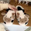 Pantofole ASIFN Cute Cow Pantofole Donna Ragazze Cuscino Diapositive Kaii Fluffy Winter Warm Pantofola Lino Cartoon Milk Cow House Scarpe divertenti T231116