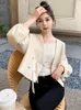 جلود نسائية 2023 مزاج الترفيه أزياء الإبزيم الصينية الرجعية من جلد الغنم الأصلي معطف قصير معطف أعلى النساء