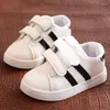 Zapatos deportivos para niños, zapatillas de deporte para niños, niñas pequeñas, marca de moda, blanco, PU, informal, suave, deporte, luz para correr para niños