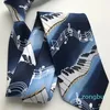 Gravata musical masculina de designer azul com padrão de notas musicais de piano