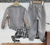 Ensemble de vêtements de mode pour enfants Designer Youth Boys 'Grey Sportswear Grey Little Girls' Black Clothes 2 pièces Sweats à capuche et pantalon