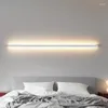 Lampada da parete moderna LED nero oro bianco metallo lunghe strisce luminose interruttore dimmerabile per camera da letto applique da comodino salotto corridoio bagno
