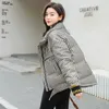 Casacos de Trench das Mulheres Mulheres 2023 Jaqueta de Inverno Parkas Branco Preto Pliad Stand Collar Curto Feminino Algodão-acolchoado Casaco Quente Roupas Outwear