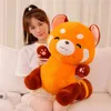 ぬいぐるみ人形に満たされたアニメーションのキャラクター人形は、ふわふわした髪の赤いパンダのぬいぐるみ人形に持っていますレッドアライグマの動物は子供を投げる枕231115を抱きしめます