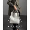 Borsa da donna di design Borsa a secchiello intrecciata piccola Vibe Ring Borsa a tracolla ad alta capacità intrecciata a mano in pelle di pecora premium 2023