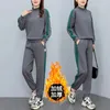 Kvinnors tvådelade byxor Autumn Winter Sport Two-Piece Set för kvinnor 2023 Sweatshirt Tops och Sweatpants Female Warm Lägg till fleece för att tjockna