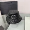 Luxury Ladies Autumn Winter Bucket Hat Designer Classic Women Winter Bekväma varma hattar Bonnet Beanie Cotton Beklädnadsläder Caps Sdlx