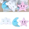 Cuscini New Cute Baby / Adult Moon Star Cloud Shape Emoticon Breve peluche Cuscino per pisolino Cuscino per bambole CiondoloL231117