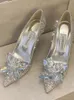 Elegantes sapatos de casamento franceses com salto alto de cristal para noivas