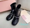 Botas femininas de couro envernizado com design elegante, fivela de corrente de pérola, bota de designer, salto alto grosso, estilo legal e fofo, sapatos de inverno