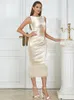 Lässige Kleider Sexy Beige Ärmellos O-Ausschnitt Midi Wadensatin Sommer Elegant Gerafftes Fell Patchwork Figurbetontes Promi-Abend-Partykleid