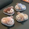 SLIPPER KINDERS WARME KATTE CATTEERS 2024 Winterjongens en meisjes Cartoon schapen anti slip schoenen kinderen zachte zool pluche binnenschuifregelaar 231115