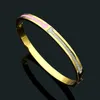 2023 Luxury Brand Designer Armband Fashion Pink Frosted T Armband Manschettarmband Högkvalitativ 18K Guldkvinnor armband