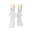 Chaussettes pour hommes 1 paire hommes mignons magnétiques Ins mode mains drôles noir blanc dessin animé yeux couples femme club célébrité couple