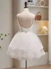 Elegante versão coreana curto marfim frisado cetim com decote em v vestidos de baile a linha cintas de espaguete tule rendas volta vestido de festa de baile para meninas