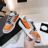 Lyxvarumärkesdesigner kvinnors casual sneakers skor mode färg lapptäck läder mjukt tyg avancerad 2023 ny stil