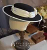 Baretten Britse prinses Elegant plat Fedora Klassiek zwart satijn Parels Bloem Bruiloft Hoed Hoofdtooi Cocktail Banket Chapeau Femme