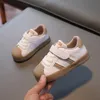 Sneakers barns avslappnade skor sportskor pojkar sport andas andas skor baby flickor sko vår fashionabla vita platta löpskor 231115