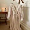 Femmes sommeil salon doux épaissir flanelle chaud longues Robes pour les femmes Vintage princesse broderie lâche Kimono vêtements de nuit automne hiver maison vêtements zln231116