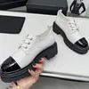 Scarpe eleganti da donna di design di lusso Nuovo marchio classico Tacco a reticolo con tacco Lettera Segno Mocassini Scarpe Fodera interna in pelle di pecora Suola spessa Antiscivoli Scarpe da donna in pelle di vitello