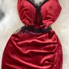 Robes décontractées Sexy dentelle épissé col en V Spaghetti sangle robe de velours femmes mode sans manches maille transparente évider mini fête