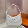 Designer luxueux sac à main bandoulière unique sac à bandoulière en forme de croissant de haute qualité tendance de la mode féminine est un excellent cadeau Usine en ligne 70% vente