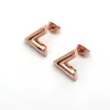 Les boucles d'oreilles à clip en acier au titane en forme de V de la marque de mode sont un nouveau produit pour les femmes, de charmantes boucles d'oreilles en or 18 carats, des bijoux de luxe de haute qualité