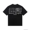 Designer mode kleding Luxe T-shirts T-shirts Mm6 Magilla-stijl Vier hoekstiksels Borduren Letterdruk Losse High Street Casual T-shirt met korte mouwen Heren