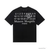 Diseñador Ropa de moda Camisetas de lujo Camisetas Mm6 Magilla Estilo Cuatro esquinas Costura Bordado Letra Impresión Suelta High Street Casual Manga corta Camiseta Hombres